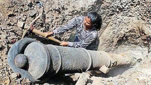 Six cannons, excavated on Saturday, will be placed on a raised platform at Mith Bunder in Kopri.(Praful Gangurde/ HT) Six cannons, excavated on Saturday, will be placed on a raised platform at Mith Bunder in Kopri.(Praful Gangurde/ HT)