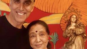 Akshay Kumar met Asha Bhosle on Sunday. Akshay Kumar met Asha Bhosle on Sunday.