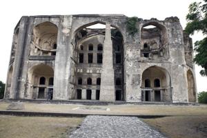 Farah Baug is a 16th-century summer palace of the Ahmednagar sultanate.(HT Photo) Farah Baug is a 16th-century summer palace of the Ahmednagar sultanate.(HT Photo)