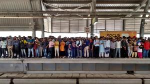 Heavy rush of commuters seen inside Chattarpur metro station due to the breakdown of Metro service between Qutub Minar to Sultanpur Station, in New Delhi.(Amal KS/HT PHOTO) Heavy rush of commuters seen inside Chattarpur metro station due to the breakdown of Metro service between Qutub Minar to Sultanpur Station, in New Delhi.(Amal KS/HT PHOTO)