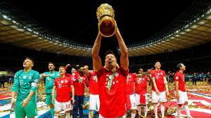 DFB Cup - Final - RB Leipzig v Bayern Munich - Olympiastadion, Berlin, Germany - May 25, 2019 Bayern Munich's Robert Lewandowski and team mates celebrate winning the final with the DFB cup.(REUTERS) DFB Cup - Final - RB Leipzig v Bayern Munich - Olympiastadion, Berlin, Germany - May 25, 2019 Bayern Munich's Robert Lewandowski and team mates celebrate winning the final with the DFB cup.(REUTERS)