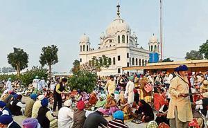 Sikh pilgrims eat food in front of Kartarpur Gurdwara Sahib after a groundbreaking ceremony for the Kartarpur Corridor in Kartarpur on November 28, 2018. (File photo by AFP) Sikh pilgrims eat food in front of Kartarpur Gurdwara Sahib after a groundbreaking ceremony for the Kartarpur Corridor in Kartarpur on November 28, 2018. (File photo by AFP)
