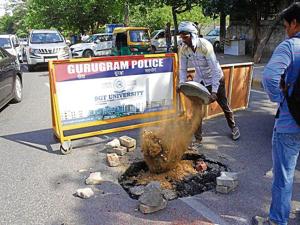 A nine square-metre wide portion of the road caved in on the carriageway from Bakhtawar Chowk to the unidirectional Rajiv Chowk underpass on Sunday afternoon.(HT Photo) A nine square-metre wide portion of the road caved in on the carriageway from Bakhtawar Chowk to the unidirectional Rajiv Chowk underpass on Sunday afternoon.(HT Photo)