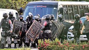 Riot police prepare to invade a prison in the Puraquequara neighbourhood in Manaus, Brazil. (AFP Photo) Riot police prepare to invade a prison in the Puraquequara neighbourhood in Manaus, Brazil. (AFP Photo)