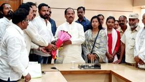 Jhrakhand CM Raghubar Das meeting with a delegation of Jharkhand Mukhiya ( village head) Sangh at Project building secretariat in Ranchi, on Tuesday, May 28, 2019.(HT Photo) Jhrakhand CM Raghubar Das meeting with a delegation of Jharkhand Mukhiya ( village head) Sangh at Project building secretariat in Ranchi, on Tuesday, May 28, 2019.(HT Photo)