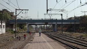The road overbridge at Dombivli was supposed to be shut for repair work on Monday, but Kalyan-Dombivli Municipal Corporation (KDMC) has decided against closing it.(HT Photo) The road overbridge at Dombivli was supposed to be shut for repair work on Monday, but Kalyan-Dombivli Municipal Corporation (KDMC) has decided against closing it.(HT Photo)