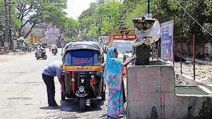 The shortage of rain has had Beed’s two main sources of water -- Bindusara Dam and the Majalgaon Irrigation Project -- dry or drying.(HT Photo) The shortage of rain has had Beed’s two main sources of water -- Bindusara Dam and the Majalgaon Irrigation Project -- dry or drying.(HT Photo)