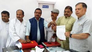 RIMS Director Dr D K Singh receiving a memorandum from a RJD delegation in Ranchi on Wednesday, May 29, 2019.(HT Photo) RIMS Director Dr D K Singh receiving a memorandum from a RJD delegation in Ranchi on Wednesday, May 29, 2019.(HT Photo)