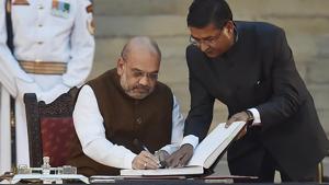 Bharatiya Janata Party (BJP) national president Amit Shah signs the documents after taking oath during a swearing-in ceremony, at the forecourt of Rashtrapati Bhavan in New Delhi, on Thursday, May 30, 2019.(Ajay Aggarwal/HT PHOTO) Bharatiya Janata Party (BJP) national president Amit Shah signs the documents after taking oath during a swearing-in ceremony, at the forecourt of Rashtrapati Bhavan in New Delhi, on Thursday, May 30, 2019.(Ajay Aggarwal/HT PHOTO)