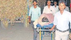 Family members taking Shivani on a stretcher through the jam caused by sugarcane laden vehicles.(HT Photo) Family members taking Shivani on a stretcher through the jam caused by sugarcane laden vehicles.(HT Photo)