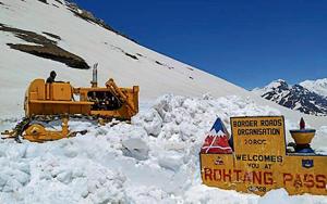 A team of Border Roads Organisation during a snow-clearing operation on Rohtang Pass.(HT Photo) A team of Border Roads Organisation during a snow-clearing operation on Rohtang Pass.(HT Photo)