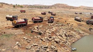 It is 11 am in Beed, 300 km from Pune in Maharashtra’s drought-hit Marathwada region. Just last week, the city witnessed two sunstroke deaths as the mercury crossed 45 degree Celsius.(Aamir Hussain/HT photo) It is 11 am in Beed, 300 km from Pune in Maharashtra’s drought-hit Marathwada region. Just last week, the city witnessed two sunstroke deaths as the mercury crossed 45 degree Celsius.(Aamir Hussain/HT photo)