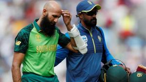South Africa's Hashim Amla retires from the match after being hurt by a ball from England's Jofra Archer.(Action Images via Reuters) South Africa's Hashim Amla retires from the match after being hurt by a ball from England's Jofra Archer.(Action Images via Reuters)