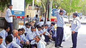 All the affected workers went to the residence of PWD minister Rao Narbir in the morning.(HT Photo) All the affected workers went to the residence of PWD minister Rao Narbir in the morning.(HT Photo)