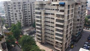 Navigating the crowded NH-8, along which the society lies, is the biggest problem for residents, who have been at a crossroads with the Municipal Corporation of Gurugram (MCG) over encroachment by hawkers.(HT Photo) Navigating the crowded NH-8, along which the society lies, is the biggest problem for residents, who have been at a crossroads with the Municipal Corporation of Gurugram (MCG) over encroachment by hawkers.(HT Photo)