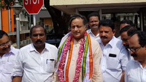 Shashi Tharoor doing the rounds of Vattiyoorkavu Assembly constituency to thank voters on June 2, 2019. Shashi Tharoor doing the rounds of Vattiyoorkavu Assembly constituency to thank voters on June 2, 2019.