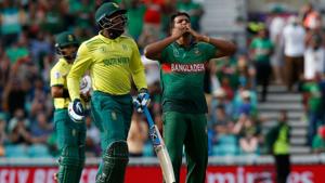 Bangladesh's Mohammad Saifuddin (R) celebrates taking the wicket of South Africa's Andile Phehlukwayo (L).(AFP) Bangladesh's Mohammad Saifuddin (R) celebrates taking the wicket of South Africa's Andile Phehlukwayo (L).(AFP)