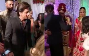 Shah Rukh Khan blesses the bride and the groom at a wedding.(Instagram) Shah Rukh Khan blesses the bride and the groom at a wedding.(Instagram)