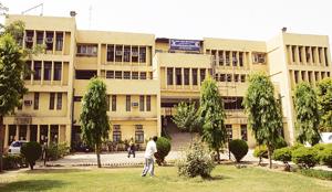 The Shaheed Sukhdev College of Business Studies is among the 12 DU colleges that are fully-funded by the Delhi government. The government has withheld release of funds over non-formation of governing bodies.(HT File) The Shaheed Sukhdev College of Business Studies is among the 12 DU colleges that are fully-funded by the Delhi government. The government has withheld release of funds over non-formation of governing bodies.(HT File)