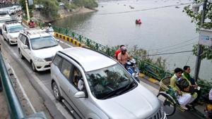 There was a major traffic snarl on approach roads to Nainital with up to 3 to 4 km long line of vehicles that were being allowed slowly into the small hill station on Sunday, June 2, 2019.(HT Photo) There was a major traffic snarl on approach roads to Nainital with up to 3 to 4 km long line of vehicles that were being allowed slowly into the small hill station on Sunday, June 2, 2019.(HT Photo)