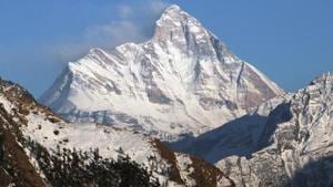 An Indian air force helicopter on Monday spotted five bodies partially buried in snow high on a mountain slope.(Reuters File Photo) An Indian air force helicopter on Monday spotted five bodies partially buried in snow high on a mountain slope.(Reuters File Photo)