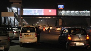 The penalty for talking on mobile phone while driving has been hiked from <span class='webrupee'>₹</span>500 to <span class='webrupee'>₹</span>1000.(HT Photo) The penalty for talking on mobile phone while driving has been hiked from <span class='webrupee'>₹</span>500 to <span class='webrupee'>₹</span>1000.(HT Photo)