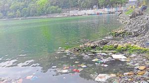 Garbage strewn Nainital lake, one of the main sources of drinking water of the city.(Neeraj Santoshi / HT Photo) Garbage strewn Nainital lake, one of the main sources of drinking water of the city.(Neeraj Santoshi / HT Photo)