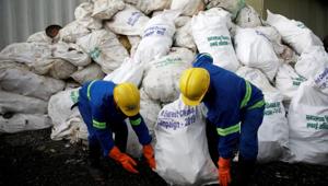 Workers from a recycling company load the garbage collected and brought from Mount Everest in Kathmandu, Nepal June 5, 2019.(Reuters Photo)
