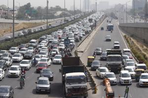 Heavy traffic on the Delhi-Gurgaon Expressway, in Gurugram, India, on Wednesday, June 5, 2019.(Yogendra Kumar/HT PHOTO) Heavy traffic on the Delhi-Gurgaon Expressway, in Gurugram, India, on Wednesday, June 5, 2019.(Yogendra Kumar/HT PHOTO)