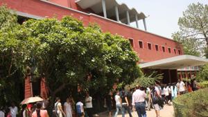 The Lady Shri Ram College for Women is one of the DU colleges that offers an honours degree in journalism at undergraduate level.(HT File) The Lady Shri Ram College for Women is one of the DU colleges that offers an honours degree in journalism at undergraduate level.(HT File)