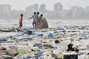 Currently, in Mumbai, solid waste is managed through open dumping (69%) and partly bioreactor landfill (31%), which generates approximately 2.47 million tonnes of CO2 a year, the study said.(HT Photo) Currently, in Mumbai, solid waste is managed through open dumping (69%) and partly bioreactor landfill (31%), which generates approximately 2.47 million tonnes of CO2 a year, the study said.(HT Photo)