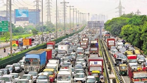 Commuters said that it took them more than 20-25 minutes to cross the spot.(HT Photo) Commuters said that it took them more than 20-25 minutes to cross the spot.(HT Photo)