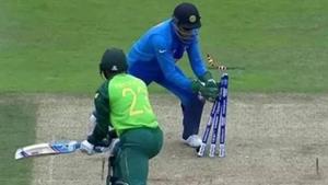 MS Dhoni takes off the bails as Andile Phehlukwayo looks on.(Twitter Image)