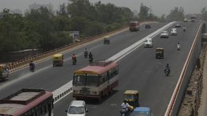The newly-opened Vasundhara flyover will help ease traffic congestion at the erstwhile Vasundhara crossing and on the Mohan Nagar-Anand Vihar Link Road.(HT Photo) The newly-opened Vasundhara flyover will help ease traffic congestion at the erstwhile Vasundhara crossing and on the Mohan Nagar-Anand Vihar Link Road.(HT Photo)