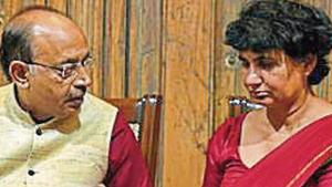 BJP MP Vijay Goel handed a cheque of <span class='webrupee'>₹</span>30,000 to Sunita Choudhary.(HTPhotos) BJP MP Vijay Goel handed a cheque of <span class='webrupee'>₹</span>30,000 to Sunita Choudhary.(HTPhotos)