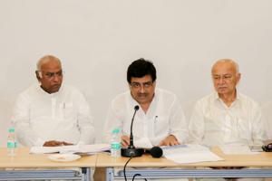 Maharashtra Congress chief Ashok Chavan (centre) at a meeting on Friday.(HT Photo) Maharashtra Congress chief Ashok Chavan (centre) at a meeting on Friday.(HT Photo)