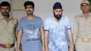 Kanav Ahuja (in blue T-shirt) and his accomplice Jaspreet Singh were arrested near Noida Sector 78 .(Sunil Ghosh / HT Photo) Kanav Ahuja (in blue T-shirt) and his accomplice Jaspreet Singh were arrested near Noida Sector 78 .(Sunil Ghosh / HT Photo)