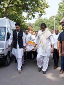Amitabh Bachchan and son Abhishek at the funeral of Sheetal Jain.(SrBachchan/Tumblr) Amitabh Bachchan and son Abhishek at the funeral of Sheetal Jain.(SrBachchan/Tumblr)
