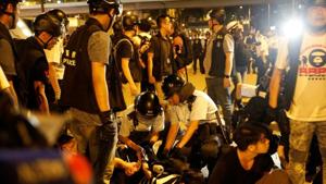 Demonstrators hurled bottles built barricades as police moved in moments after the protest permit expired.(REUTERS Photo) Demonstrators hurled bottles built barricades as police moved in moments after the protest permit expired.(REUTERS Photo)