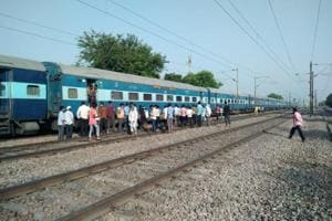 The victims were passengers of the Surat-bound Avadh Express that was stopped at the station to allow the Delhi-bound Rajdhani Express to pass.(HT Photo)