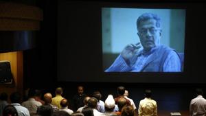 FTII students and staff paying condolences to the late Actor Girish Karnad at FTII in Pune, India.(HT Photo) FTII students and staff paying condolences to the late Actor Girish Karnad at FTII in Pune, India.(HT Photo)