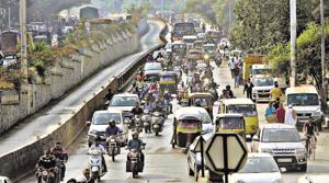 The BRTS lane (left) on Pune- Satara road is currently too narrow for buses to ply on. Work is now on to rectify the error.(Ravindra Joshi/HT PHOTO) The BRTS lane (left) on Pune- Satara road is currently too narrow for buses to ply on. Work is now on to rectify the error.(Ravindra Joshi/HT PHOTO)