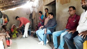 Team of officials at the residence of Ramcharan Munda ,who allegedly died of hunger in Latehar district.((Photo/Hindustan Times)) Team of officials at the residence of Ramcharan Munda ,who allegedly died of hunger in Latehar district.((Photo/Hindustan Times))