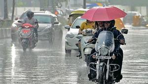 People deal with rain at Kandivali in Mumbai, India, on Tuesday, June 11, 2019.((Photo by Satyabrata Tripathy/Hindustan Times)) People deal with rain at Kandivali in Mumbai, India, on Tuesday, June 11, 2019.((Photo by Satyabrata Tripathy/Hindustan Times))
