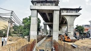The New Palam Vihar and Palam Vihar colonies are connected by a road that crosses the Delhi-Gurgaon railway track at Bajghera.(Yogesh Kumar/HTphoto) The New Palam Vihar and Palam Vihar colonies are connected by a road that crosses the Delhi-Gurgaon railway track at Bajghera.(Yogesh Kumar/HTphoto)