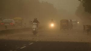 On Tuesday, pollution levels in Delhi had already shot up to near ‘severe’ levels because of intense heat and strong winds, which churned up local dust from parched soil.(Parveen Kumar/Hindustan Times file photo for representation) On Tuesday, pollution levels in Delhi had already shot up to near ‘severe’ levels because of intense heat and strong winds, which churned up local dust from parched soil.(Parveen Kumar/Hindustan Times file photo for representation)