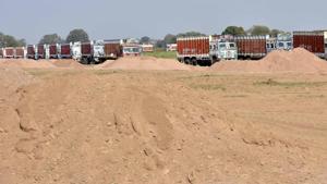 The mines and geology department in Bihar has set a target of earning <span class='webrupee'>₹</span>900 crore in 2019 by creating more sand mining sites.(Arun Sharma/HT File Photo) The mines and geology department in Bihar has set a target of earning <span class='webrupee'>₹</span>900 crore in 2019 by creating more sand mining sites.(Arun Sharma/HT File Photo)