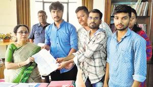 HSC students met MSBSHSE chairman Shakuntala Kale and requested her to speed up the process of rechecking the papers.(HT/PHOTO) HSC students met MSBSHSE chairman Shakuntala Kale and requested her to speed up the process of rechecking the papers.(HT/PHOTO)