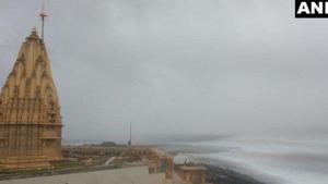 Daily rituals and prayers have remained unhindered at Gujarat’s renowned Somnath Temple, amid the alert issued in view of Cyclone Vayu.(Twitter/ANI) Daily rituals and prayers have remained unhindered at Gujarat’s renowned Somnath Temple, amid the alert issued in view of Cyclone Vayu.(Twitter/ANI)