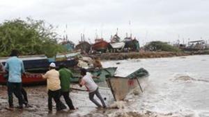 The state government has launched a massive evacuation exercise to shift about three lakh people from low-lying areas of Saurashtra and Kutch regions.(HT Photo) The state government has launched a massive evacuation exercise to shift about three lakh people from low-lying areas of Saurashtra and Kutch regions.(HT Photo)